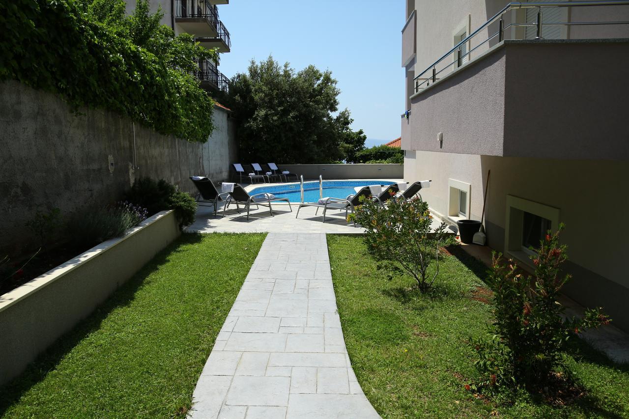 Nemira Exclusive * Omis